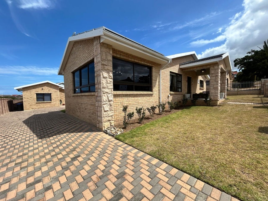 4 Bedroom Property for Sale in Wavecrest Eastern Cape